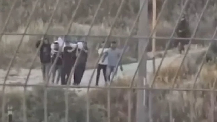 תיעוד: מתנחלים אילצו פלסטינים להוציא גופה מקבר סמוך לשכם