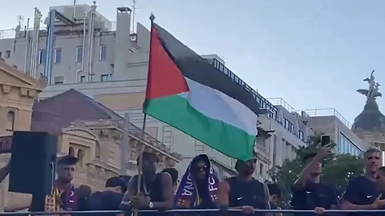 לאמין ימאל מניף דגל פלסטין