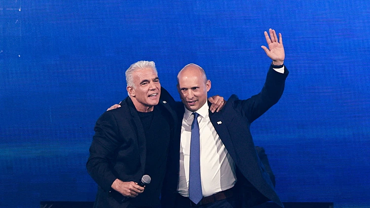 לפיד מגיב לחשיפת חדשות 13: "שלם לגמרי עם האיחוד עם בנט"