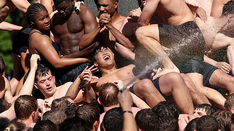 בזמן שהתיזו עליהם מים: עשרות צעירים השתתפו במסורת רטובה במיוחד