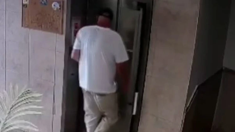 עקב אחרי קשישה, פרץ לביתה, גנב את תיקה - ובזבז אלפי שקלים