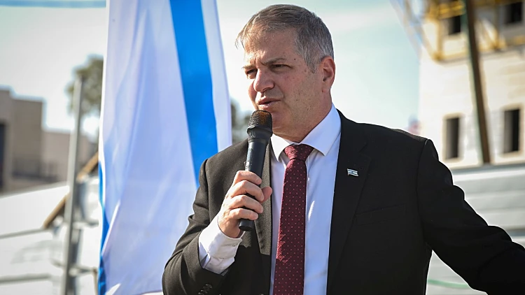 הספר השנוי במחלוקת, השר קיש והחלפת המפקח על מקצוע האזרחות