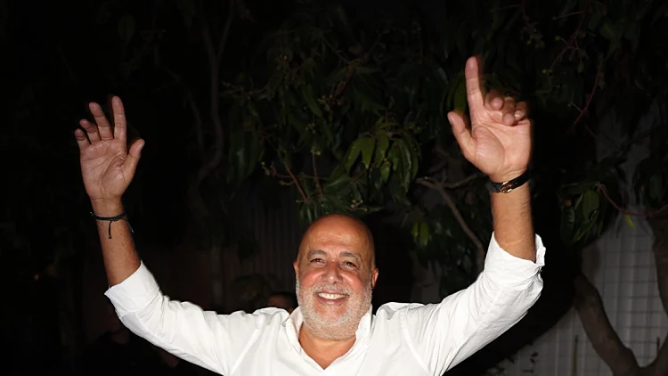 עמוס לוזון ובת הזוג הצעירה ממנו ב-34 שנים עושים את זה רשמי
