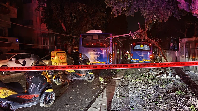 אוטובוס פגע בכבלי חשמל בת"א; בת 11 נפצעה אנושות ו-2 קשה