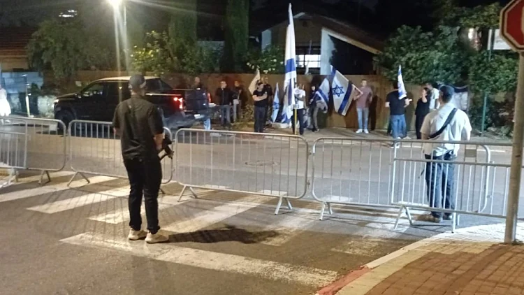 מפגינים מחוץ לבית הרמטכ"ל