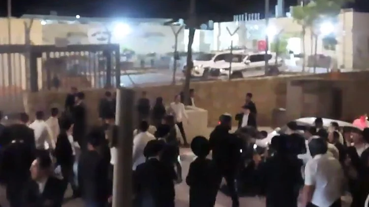 חרדים מנסים לפרוץ לתחנת משטרה בעקבות מעצר עריק