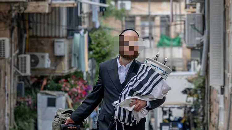 יצא ללבנון עם ספר תורה ונשק: "ההזדמנות להפוך ממעודד לשחקן"