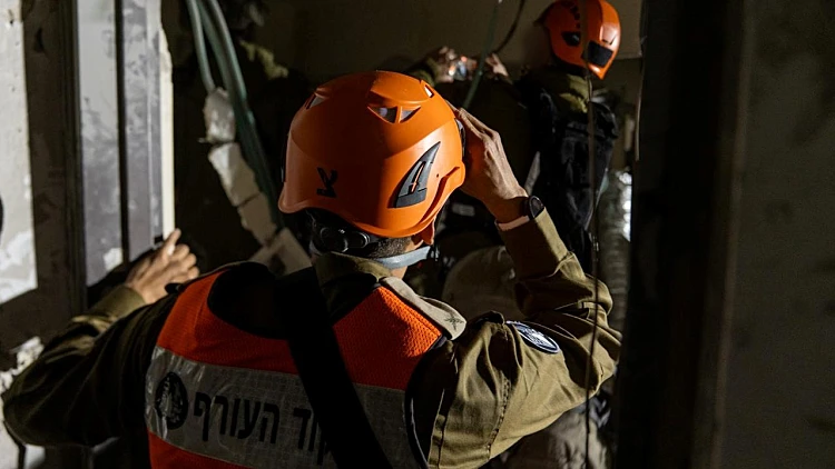כוחות פיקוד העורף בזירת נפילת טיל במבצע שאגת הארי