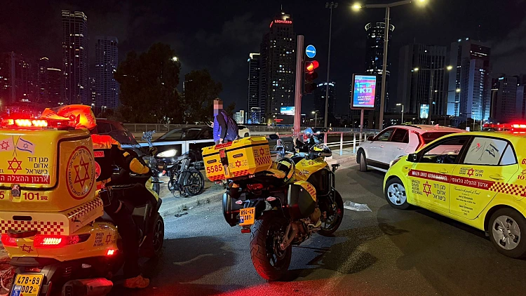 הזירה בה נפצע קשה רוכב הקורקינט החשמלי ברחוב מנחם בגין בתל אביב