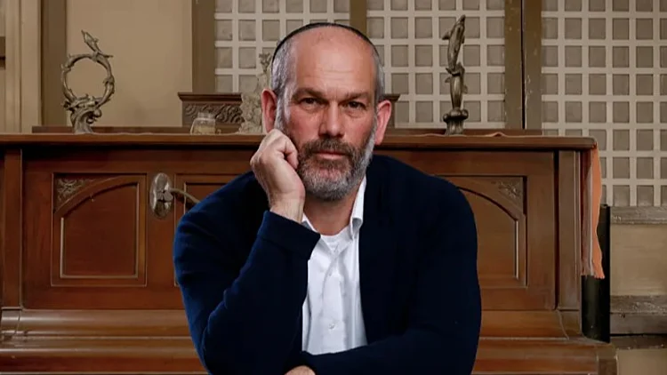 הזמר יונתן רזאל נמצא בסכנת חיים לאחר שהתגלה דימום במוחו