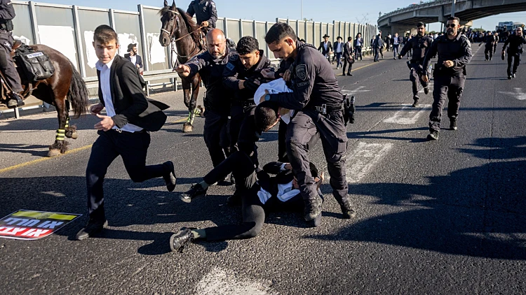 כבישים נחסמו, תנועת הרכבות הופסקה ופצוע קשה במחאת החרדים