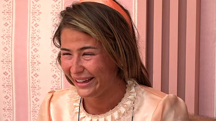 "אנחנו רוצים להכיר את הבחור": שלי מתאחדת עם הוריה