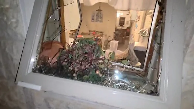 עשרות חרדים התפרעו ליד ביתו של סולברג; חלונות נופצו
