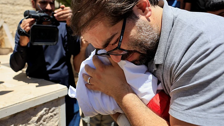 אביו של סאם אבו הייכל בהלווייתו