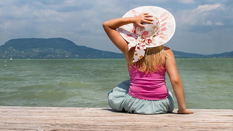 אגם בלטון הונגריה Little Girl At Lake Balaton