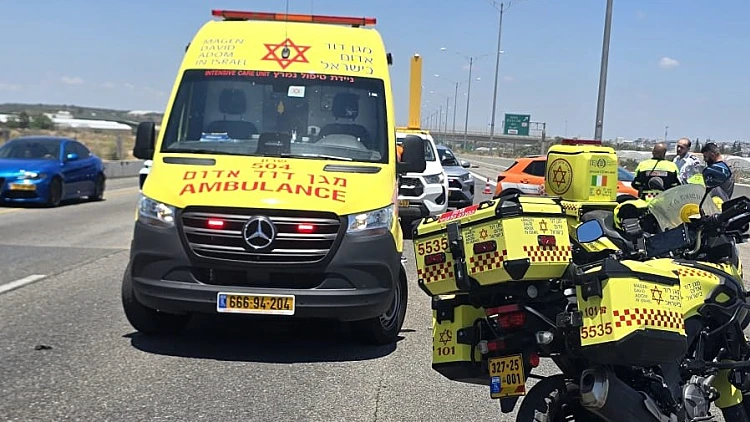 אמבולנס בזירת תאונת הדרכים בכביש 6
