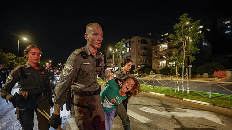 5 מפגינים נעצרו בי-ם: "השתמשו בציוד הגברה טרם צאת השבת"