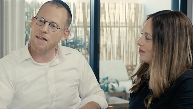 "הכי קשה זה שמירת נגיעה": איך נראית אהבה כשכמעט הכול אסור?