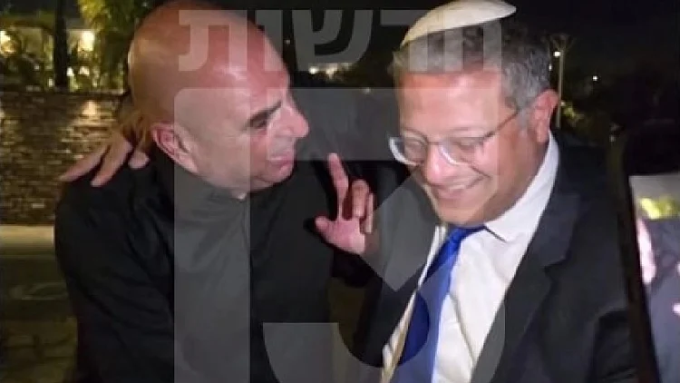 תיעוד: בן גביר חוגג ומתחבק עם העבריין המורשע שאיים על עיתונאים