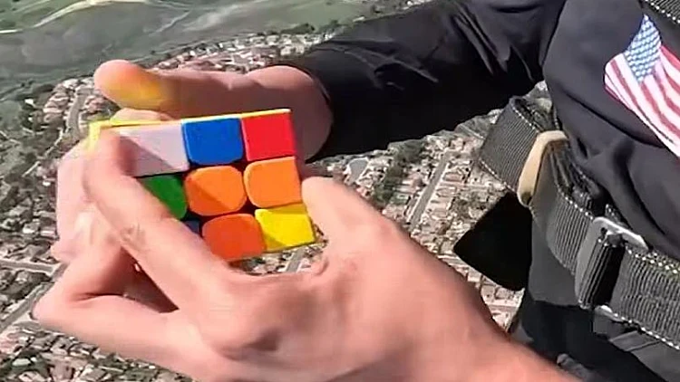 פתר שתי קוביות הונגריות בצניחה חופשית