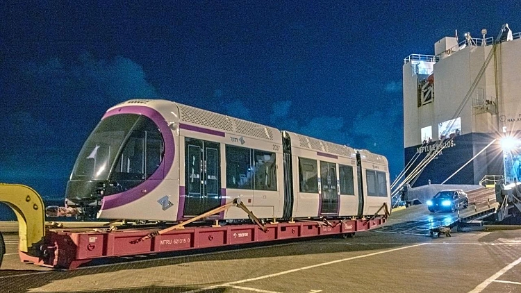 קרונות הקו הסגול שהגיעו לארץ לאחר שהושחתו בספרד, רכבת קלה
