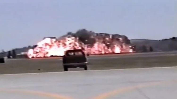 אסון בארה"ב: 8 בני אדם נהרגו בהתרסקות מפציץ B-52