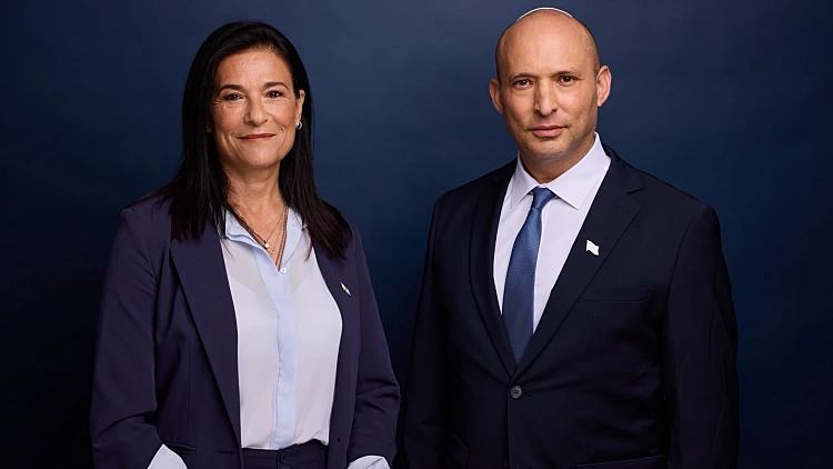 רה"מ לשעבר בנט יחד עם מנכ"לית עיריית רעננה לשעבר מיכל נגרי