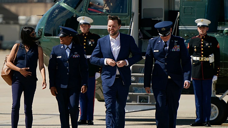 סגן נשיא ארה"ב ג'יי.די. ואנס בדרך לשיחות בשווייץ