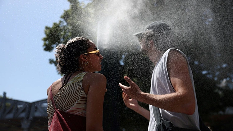 אירופה נמסה: הישראלים שיצאו לחופשה - ונקלעו לגל החום המטורף