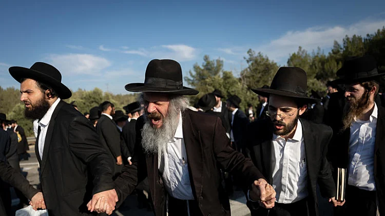 מפגינים חרדים בכביש 1