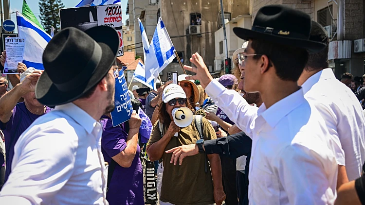 "בלי חובות אין זכויות": עימותים בחסימה החילונית בבני ברק