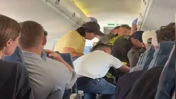 "סרט אימה": הטייס לקה באירוע רפואי, הנוסעים נאלצו לרתקו לכיסא