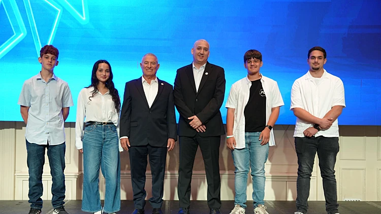 מנכ"ל הסוכנות היהודית יהודה סטון ויו"ר הסוכנות דורון אלמוג עם בני נוער שלוקחים חלק בתכניות לחיזוק הצפון