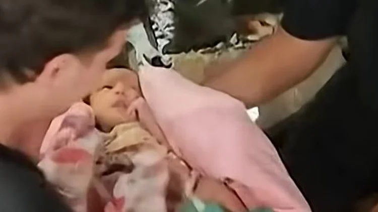 התינוק שחולץ מההריסות בוונצואלה