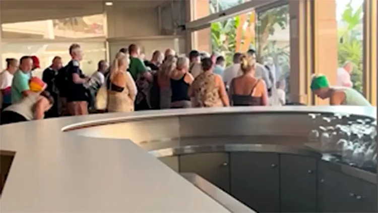 רצים כל בוקר בשביל כיסא ליד הבריכה - ואז נוטשים אותו: התיעוד שמסעיר את הרשת