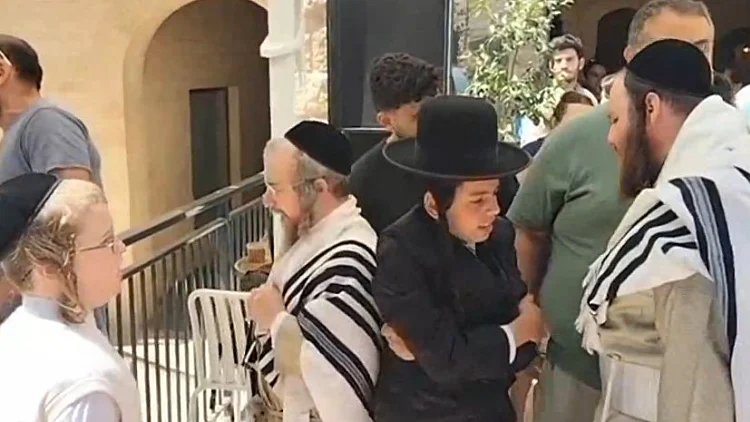 בגלל שנפתח בשבת: עשרות חרדים התפרעו בבית קפה בירושלים