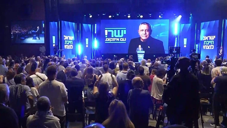 "קשה לשכנע ביביסטים": הפעילים שמחפשים תקווה בכנס של איזנקוט