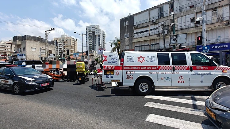 אמבולנס וניידת משטרה בהוד השרון