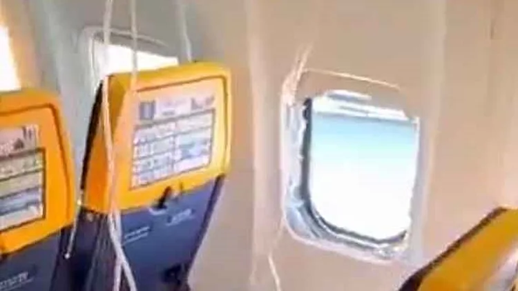 אימה במרומים: החלון של המטוס נשבר - ונוסע כמעט נשאב החוצה