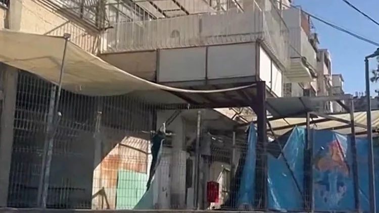 תיעוד ממצלמה נסתרת: הגנים בי-ם שמסכנים חיים של אלפי ילדים