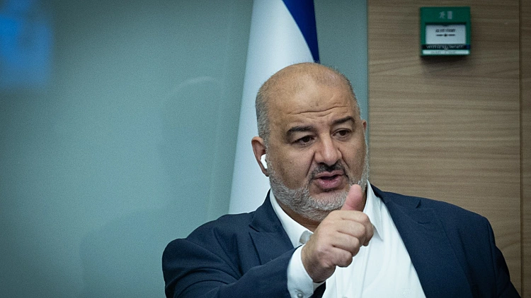 עבאס: "פלסטין קיימת, על ישראל להכיר בה"; איזנקוט ורה"מ תקפו
