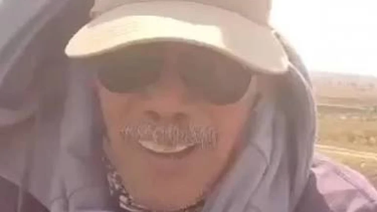 איכר אינדונזי "טס" על רחפן ענק לעבודה