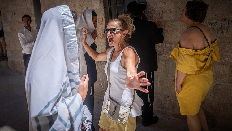 נוהל שבת: מפגינים חרדים מחו שוב מול בית הקפה "בסמטה" בי-ם