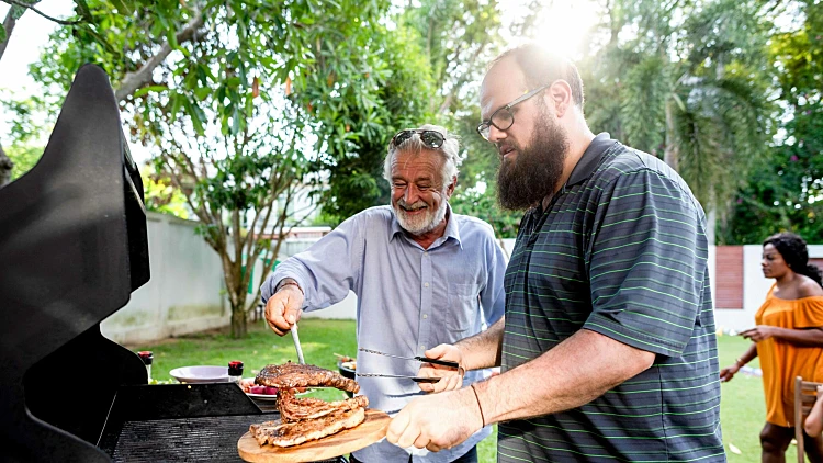 גברים שוכרים "חבר למנגל" בתשלום
