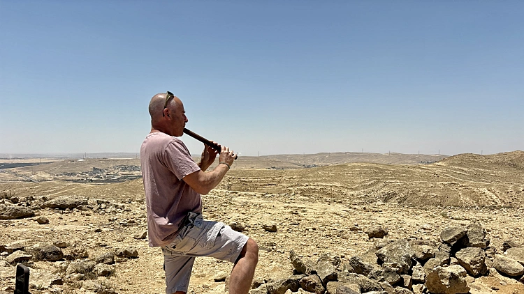 נגינה בחליל במדבר בדימונה