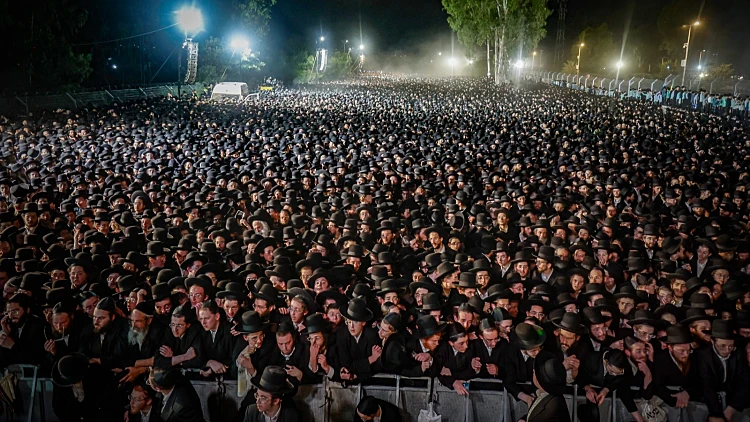 "העסק קורס": אלפי חרדים מפגינים נגד גיוס לצה"ל מול כלא 10