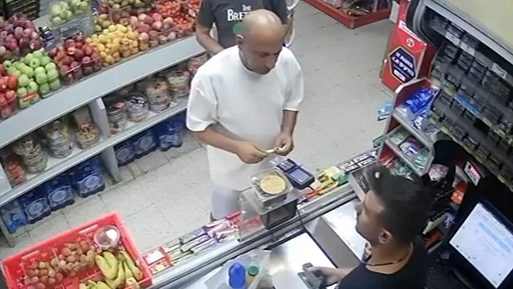 תיעוד: עקץ אלפי שקלים מקשיש - והותיר אותו ברחוב