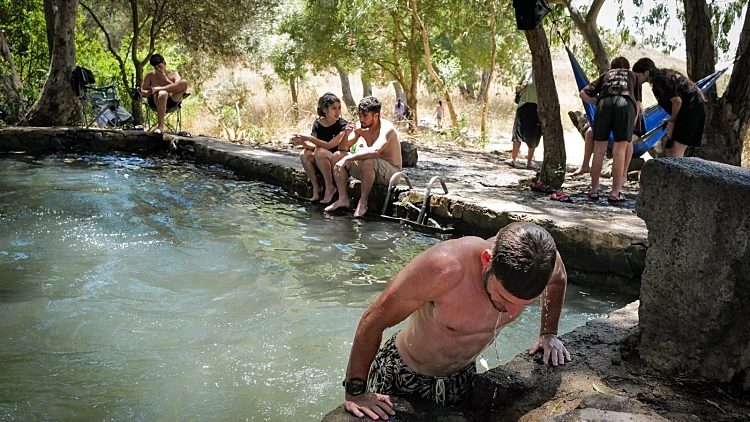 אלימות, עירום והדרת נשים: הקרב על המעיינות באזור ירושלים