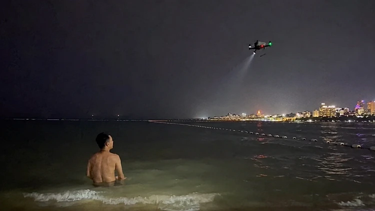 רחפן איתר מתרחץ שנכנס לים אחרי החשכה - ופקד עליו לצאת מיד
