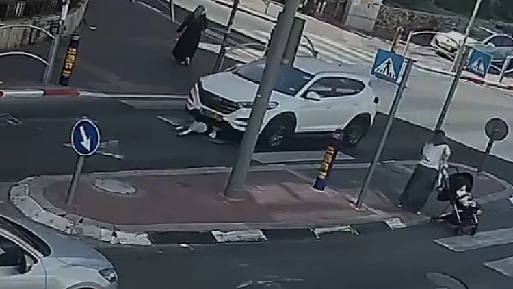 תיעוד חריג מבני ברק: ילד פרץ לכביש, נדרס - ויצא ללא פגע